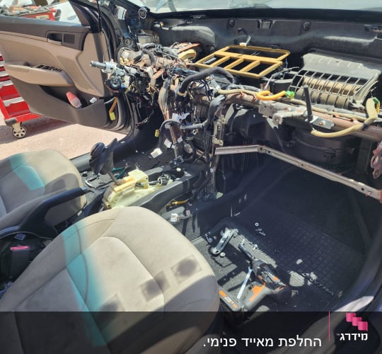פנים רכב מפורק עם כלי עבודה חשמליים